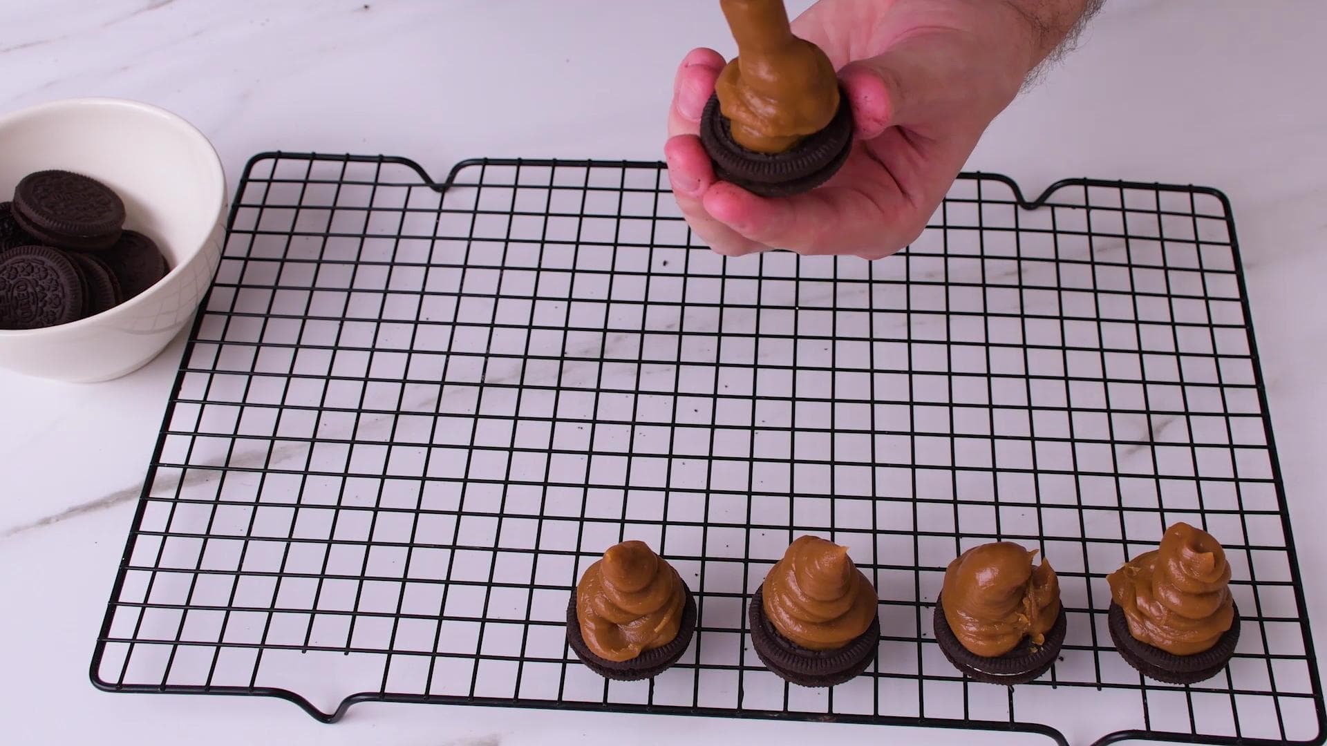 Dulce de Leche Oreo Cones — step 1