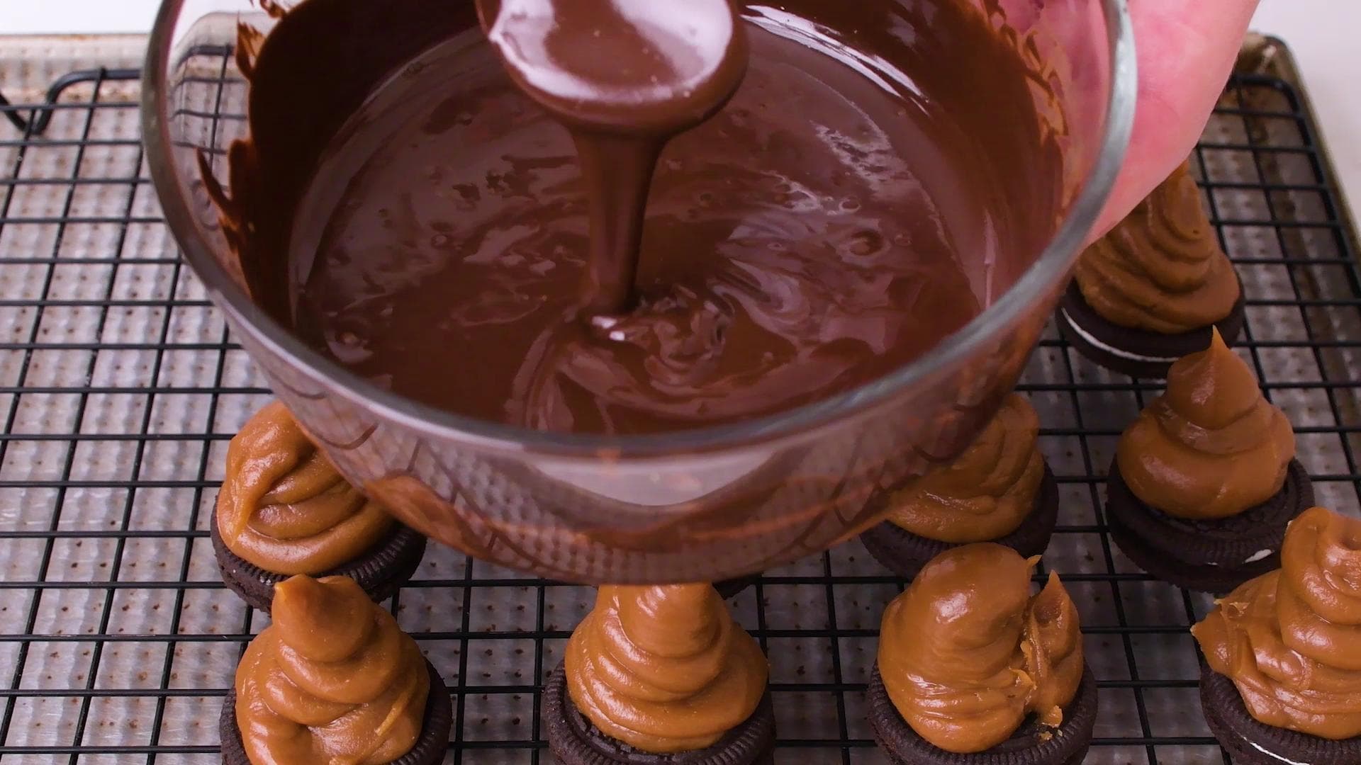 Dulce de Leche Oreo Cones — step 2