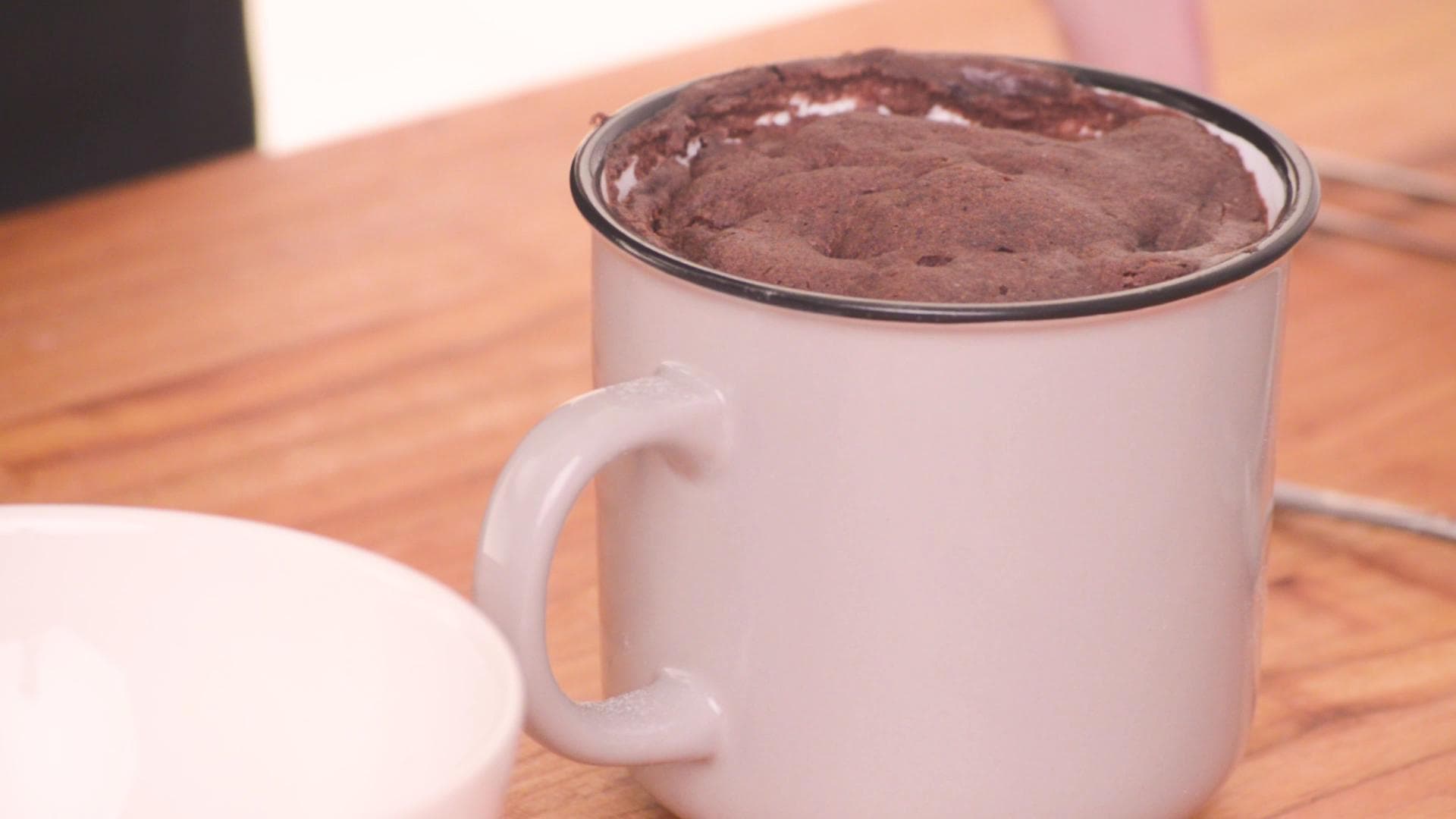 Chocolate and Vanilla Mug Cake — step 4